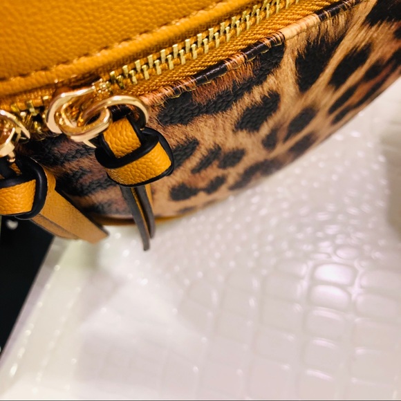 Vegan leather purse with adjustable strap. - Picture 4 of 8